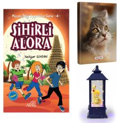 Sihirli Alora - Minik Kedi Planlama Defteri ve Küçük Prens Sokak Lambası Fener Tipi Işıklı Kar Küresi