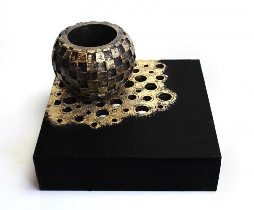 Class Concrete 4- Ahşap Ayak Damalı Küre Beton Saksı