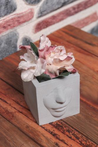 HK Dekor Yüz Silüetli Kare Beton Saksı - Halkkitabevi