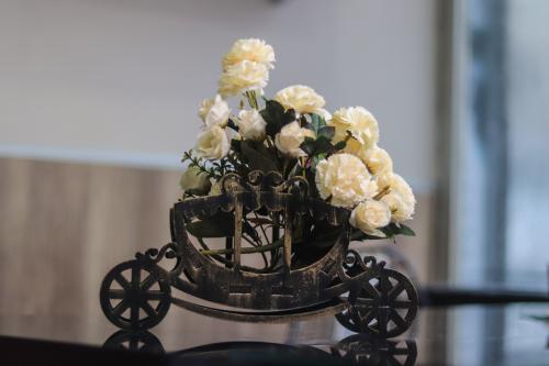 Balkabağı Arabası Çiçeklik Siyah, Altın Varaklı - Halkkitabevi