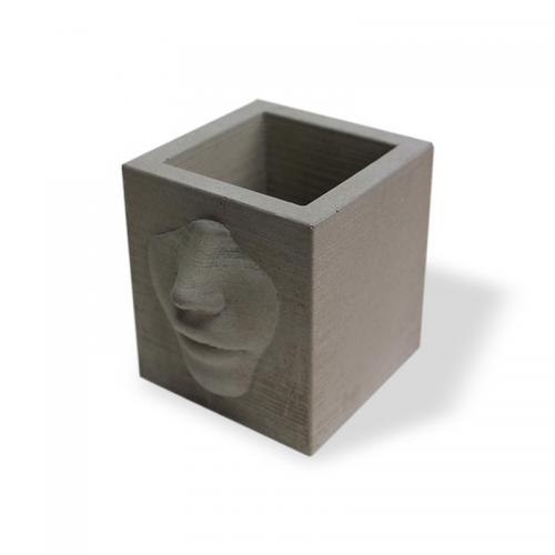 Yüz Kabartmalı Kare Beton Saksı - Halkkitabevi